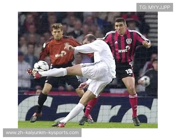 齐达内欧冠传奇之路：天外飞仙与三座教练奖杯的荣耀篇章