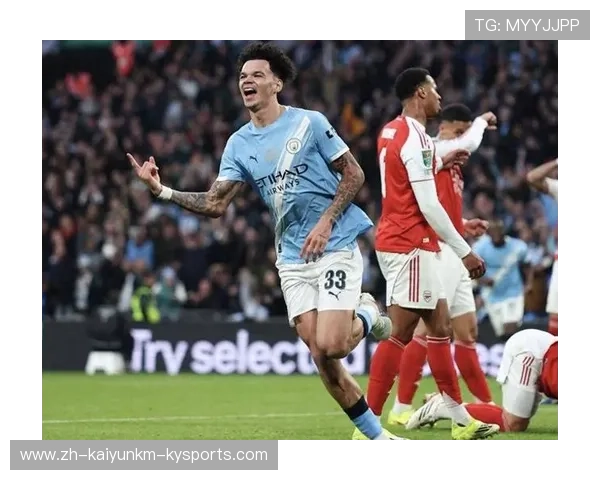 英超双雄对决曼城2-0阿森纳联赛杯夺冠众将开怀捧杯庆祝